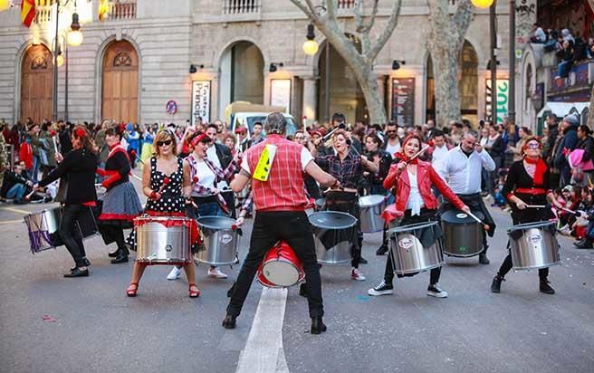 La Rua desfila por el centro de Palma