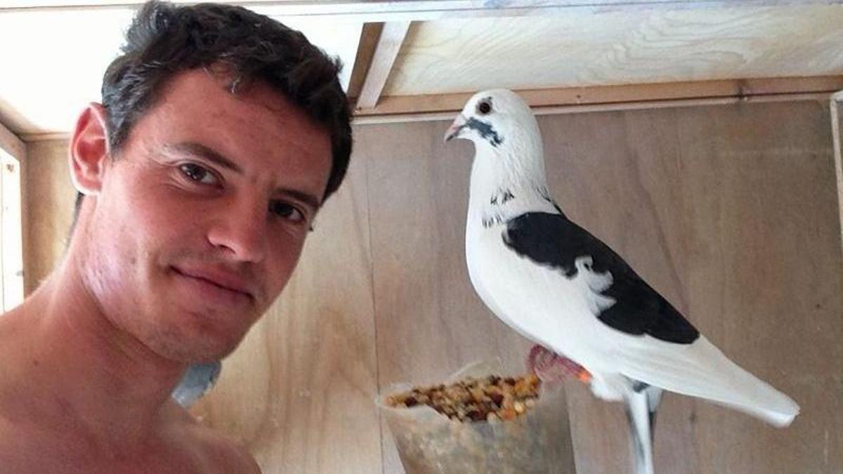 José Tur, junto a uno de sus ejemplares.