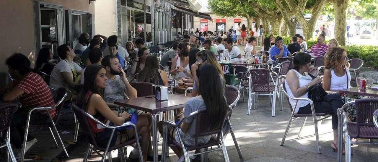 Terrazas de la avenida de A Mariña llenas de gente durante unas fiestas de San Roque. // Noé Parga