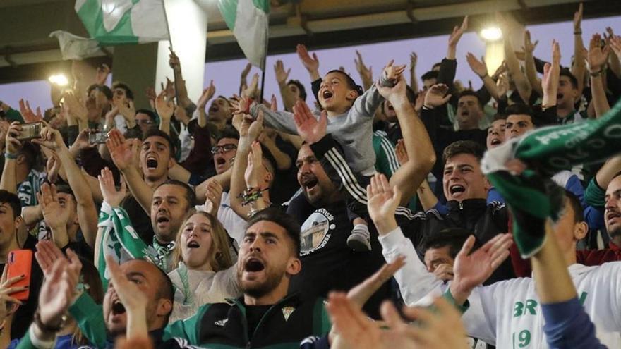 Aficionados del Córdoba CF en El Arcángel.