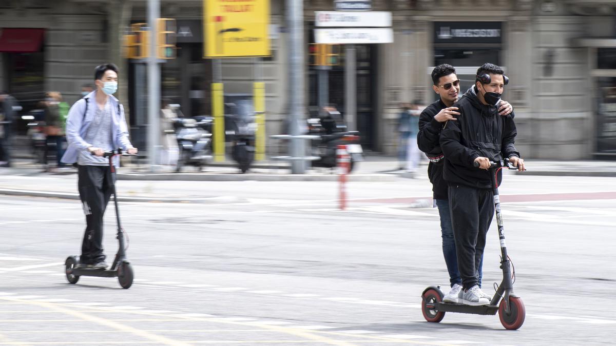 Patinetes sin casco por la avenida Diagonal