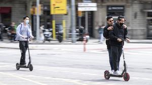 Patinetes por la avenida Diagona