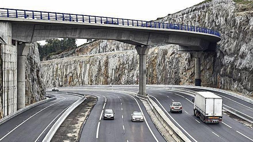 Varios vehículos circulan por el tramo de la AG-55 entre A Coruña y Arteixo.