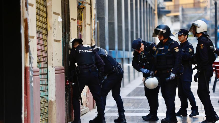 Operación policial en un edificio okupado de Ciutat Vella