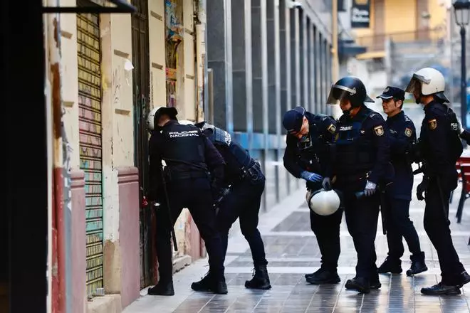 Operación policial en un edificio okupado de Ciutat Vella