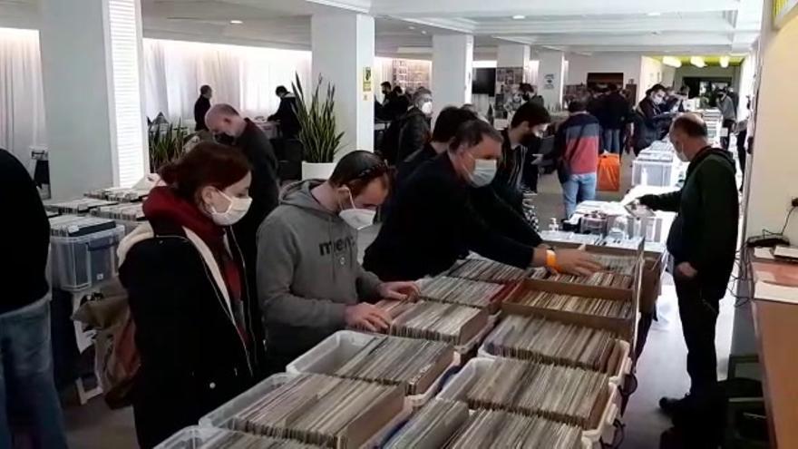 La irresistible seducción del vinilo en la Feria del Disco del Hotel del Golf Playa del Grau de Castelló