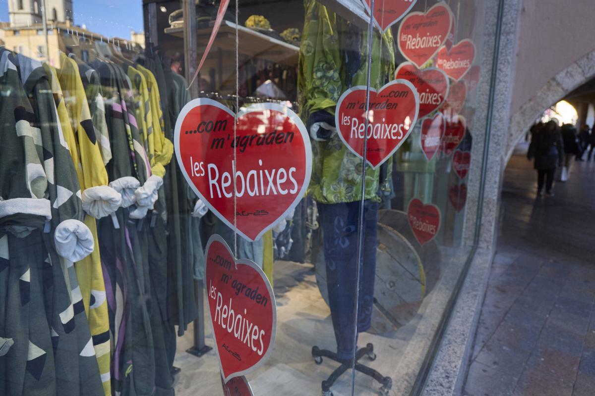 Cartells de rebaixes al centre de Girona