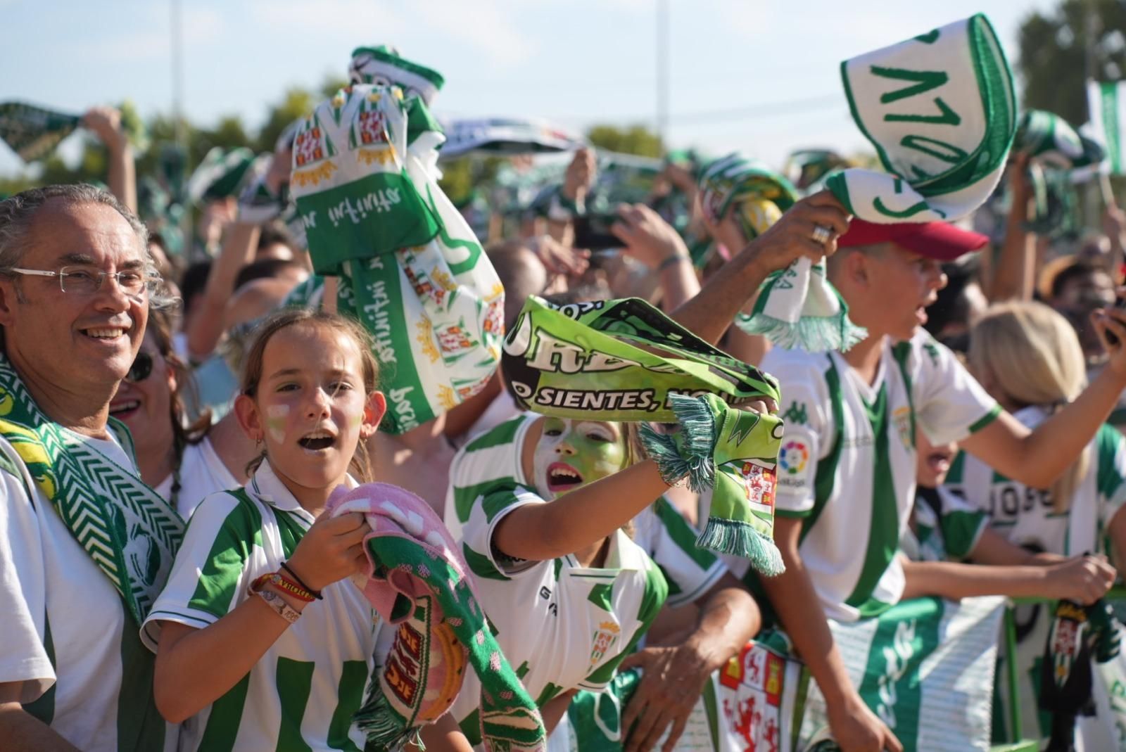 Así recibió la afición del Córdoba CF al autobús del equipo en El Arenal