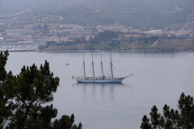 El buque 'Juan Sebastián Elcano' se impone a la niebla en Baiona