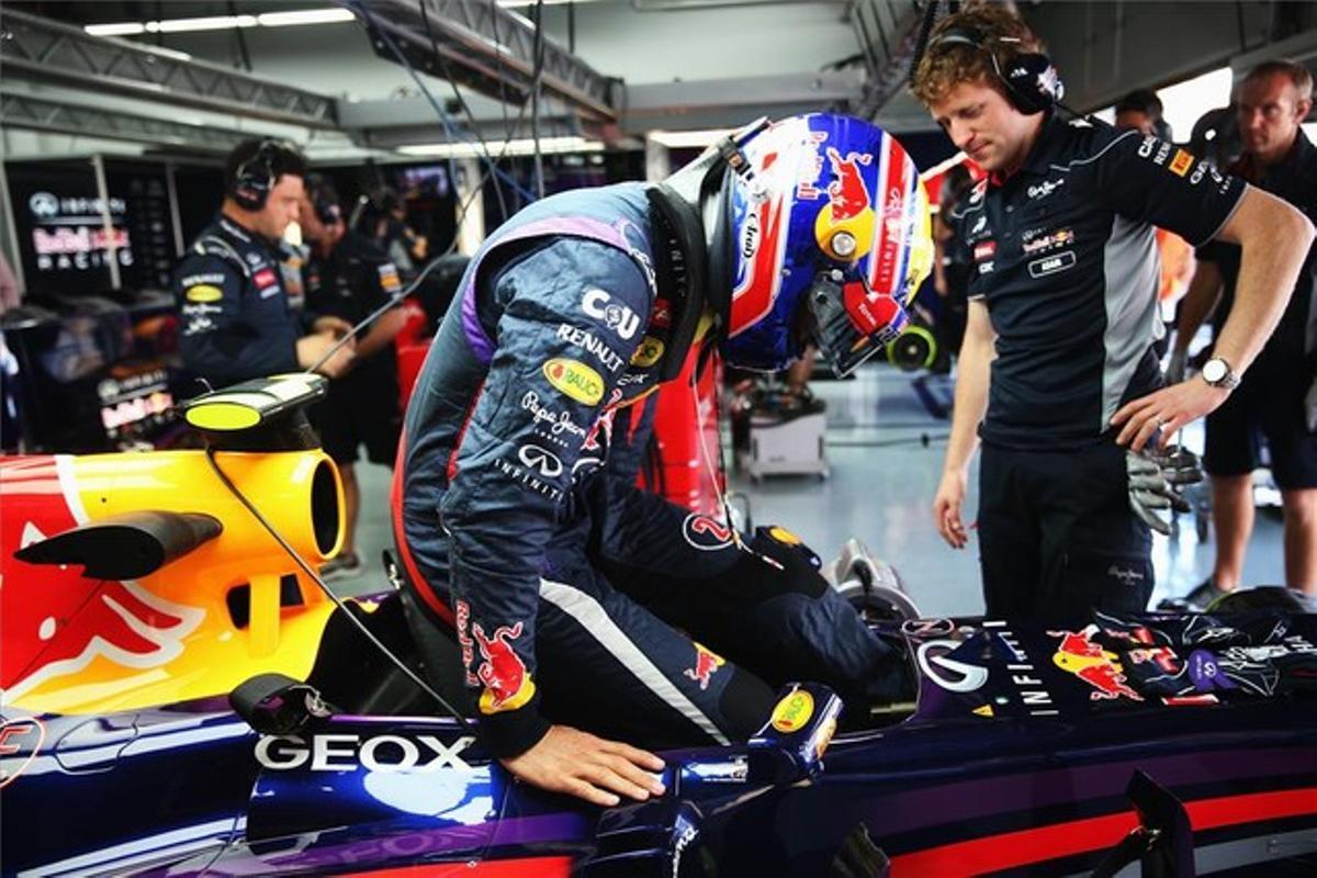 Mark Webber puja al seu monoplaça, ahir durant els entrenaments del Gran Premi de Corea. Mark Webber puja al seu monoplaça, ahir durant els entrenaments del Gran Premi de Corea.