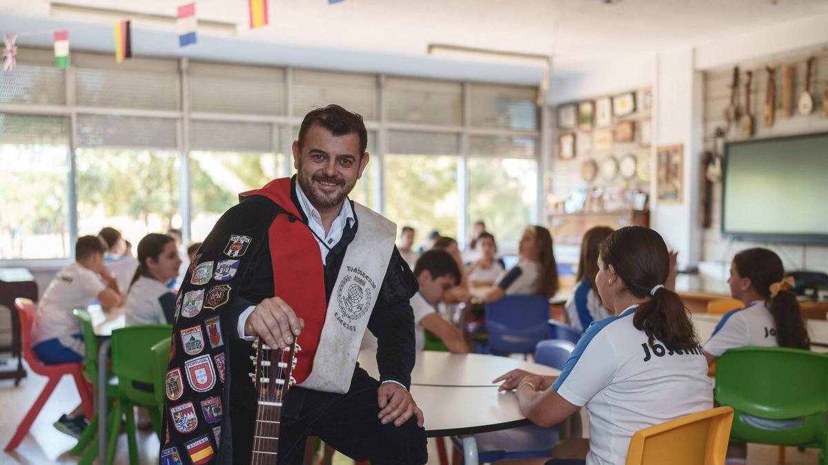 Vídeo | Javier Aláez, el profesor de Música de Mérida que enseña "Clavelitos" a sus alumnos