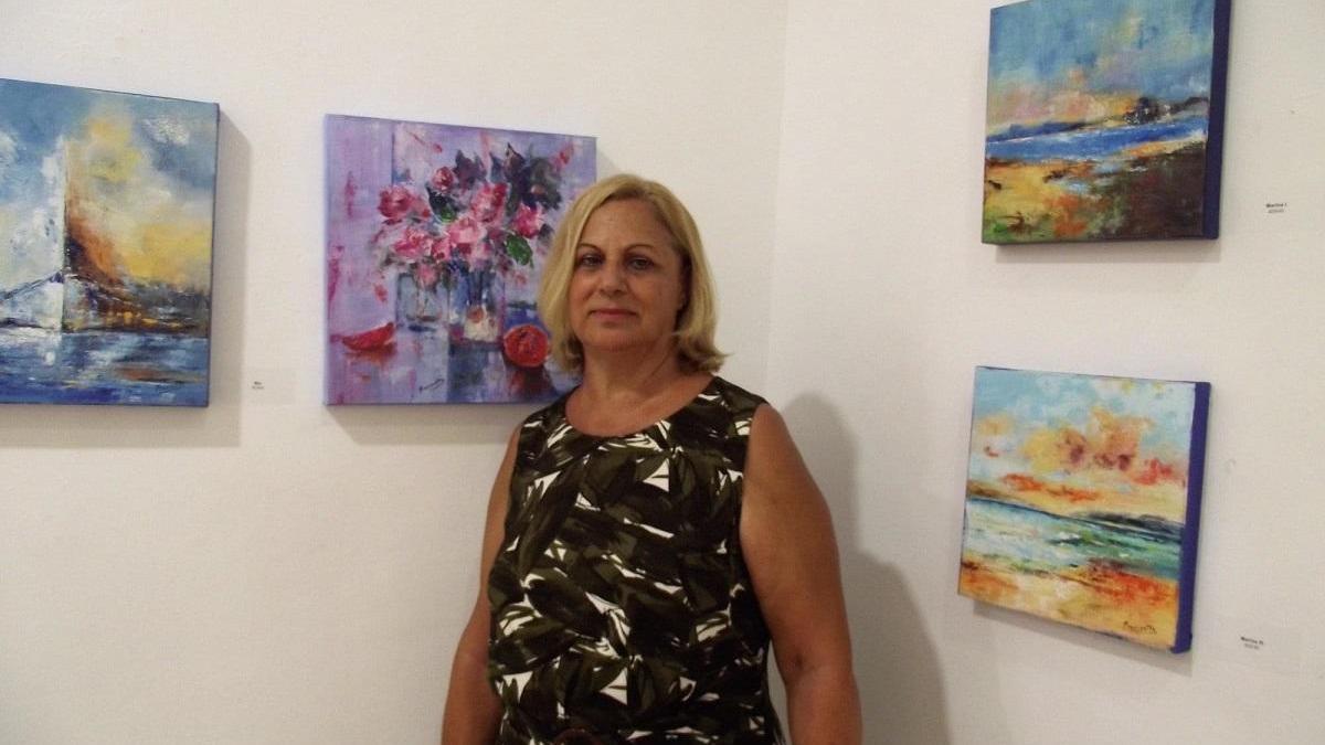 Marinetta en su exposición Pinceladas de Colores.