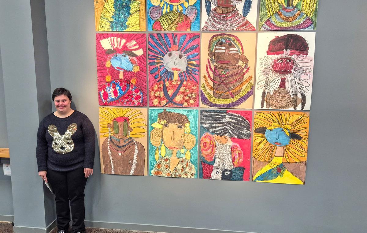 L'artista Marta Pérez amb una de les seves creacions