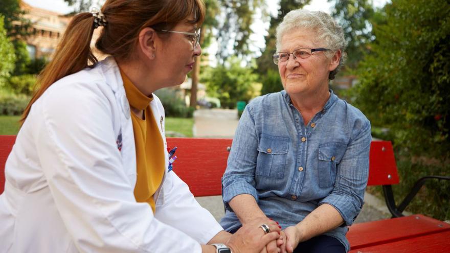 Una paciente con enfermedad avanzada recibe el apoyo de una profesional.