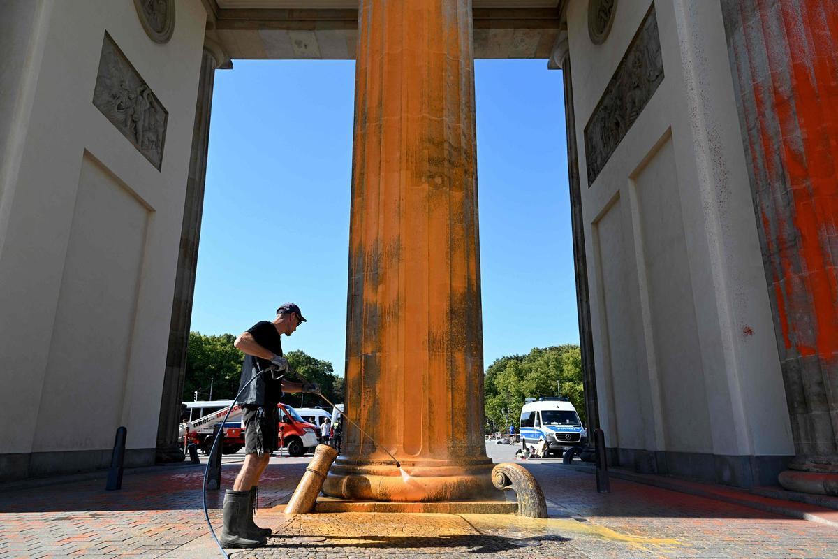 Berlín limpia la Puerta de Brandeburgo tras la protesta de activistas climáticos