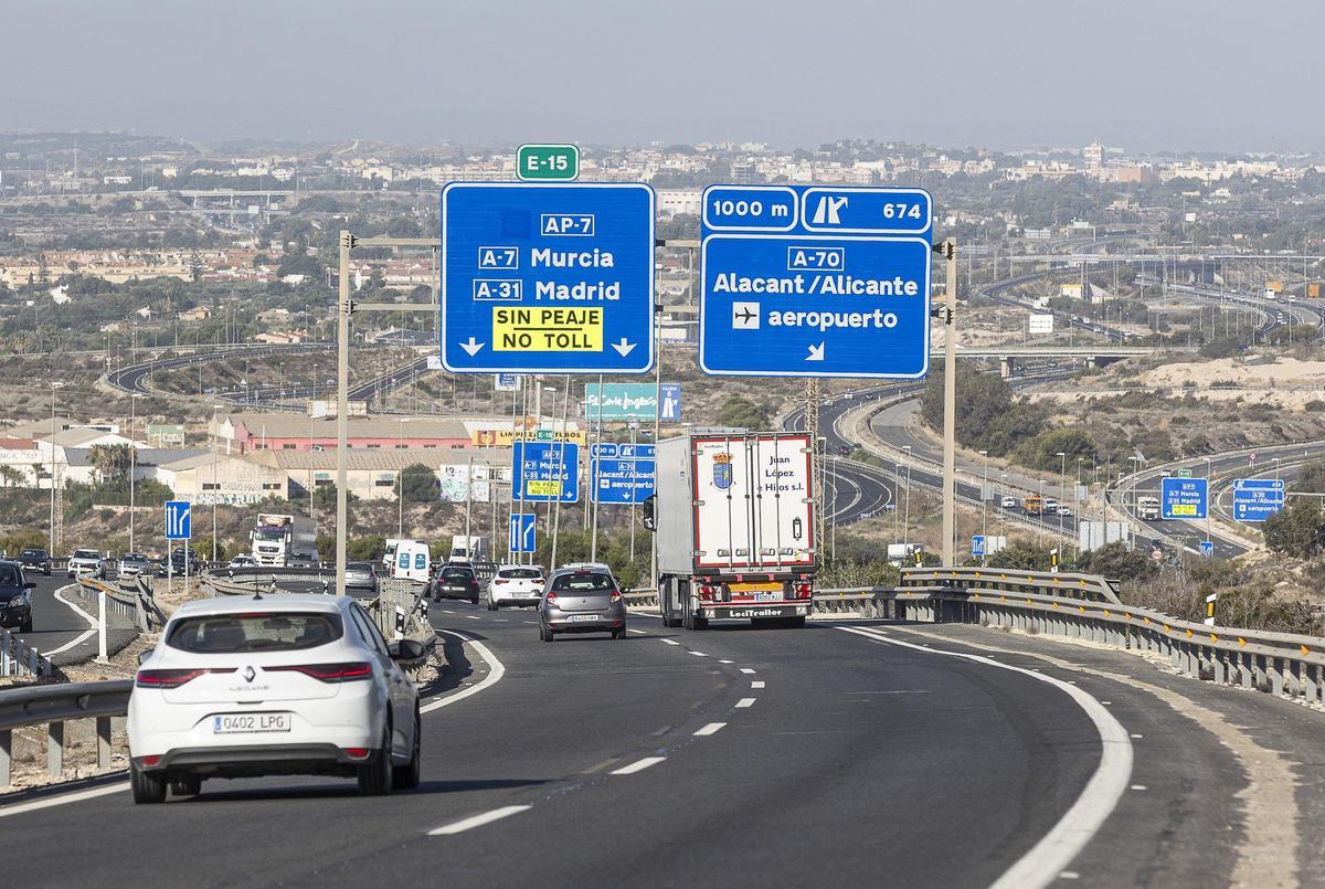 Cartel que informa de que la AP-7 es gratuita a la llegada al área metropolitana de Alicante desde Benidorm