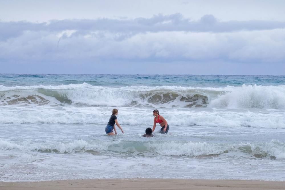 Miles de jóvenes celebran el botellón en la playa de San Juan