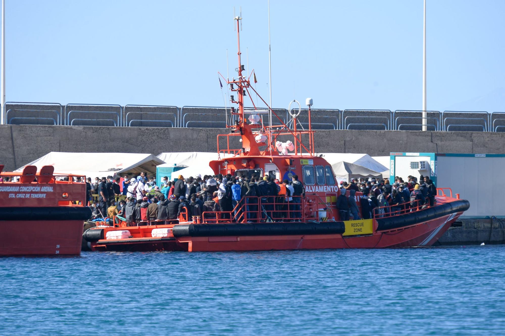 Llegada de una embarcación al puerto de Arguineguín saturado