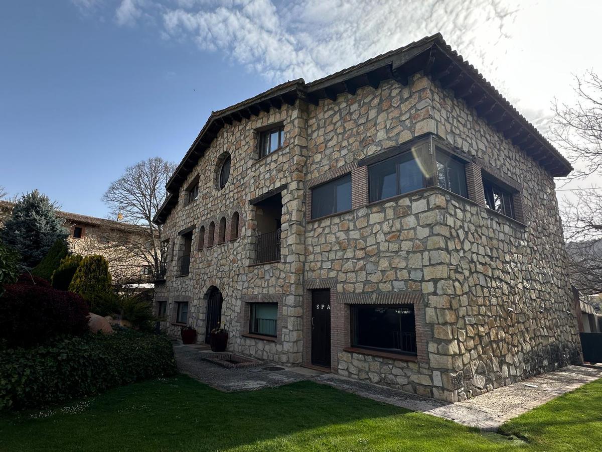 La fachada del Molino de Alcuneza conserva la memoria del antiguo edificio de piedra y conduce hacia una experiencia de bienestar pensada para desconectar en plena naturaleza.