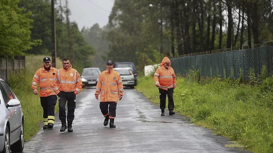 Efectivos de Protección Civil peinan una pista de Cuntis buscando a esta mujer. // Noé Parga