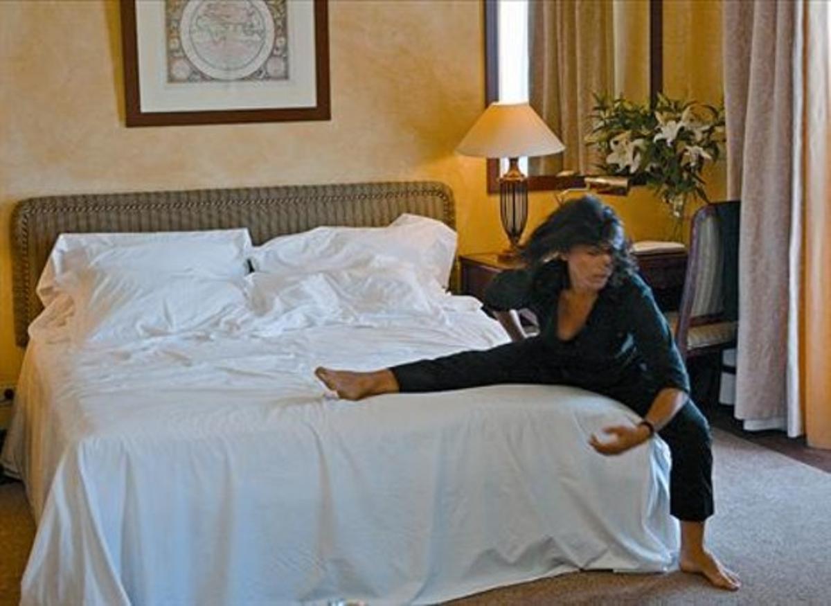 Àngels Margarit, en un moment de la coreografia que presenta a l’habitació 712 de l’hotel Le Méridien.