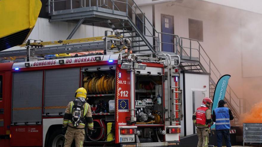 Los Bombeiros do Morrazo en el reciente simulacro en las instalaciones de Wofco Fandicosta. |  FdV