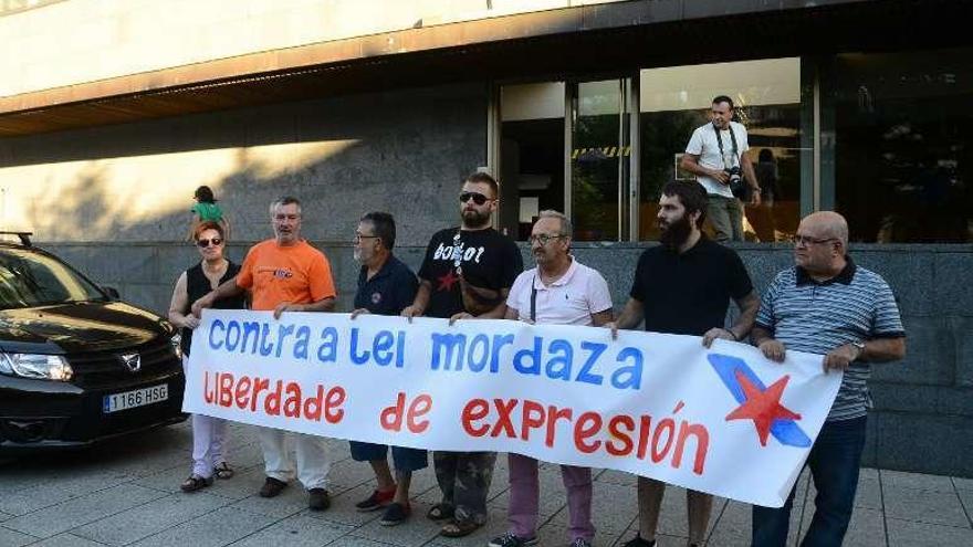 El edil -2º por la dcha.- en la protesta contra la Ley Mordaza. // G.N.