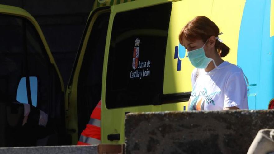 Una mujer con mascarilla en Salamanca.