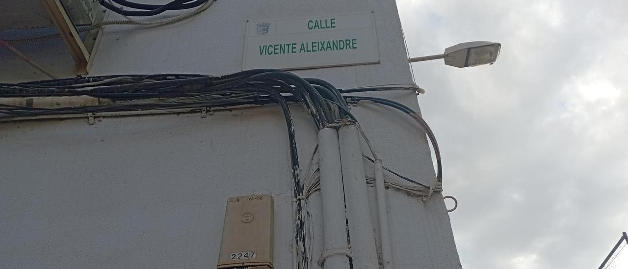 Cables en la calle dedicada al poeta Vicente Aleixandre, en Girón.