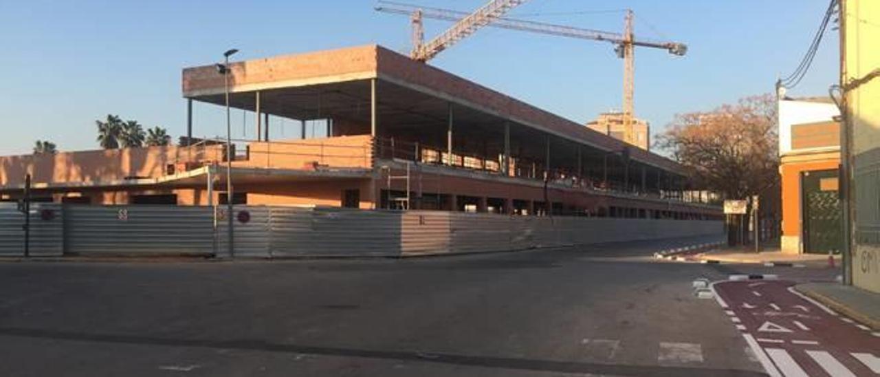 Estructura del futuro colegio Ciutat de Cremona, sin actividad apreciable desde el exterior.