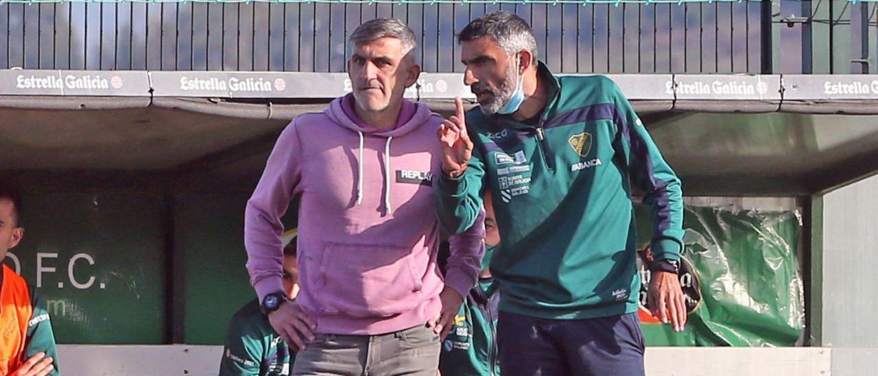 Jacobo y Marcos Montes, durante el partido del domingo pasado en el campo de Fragoselo ante el Llanera. // MARTA G. BREA