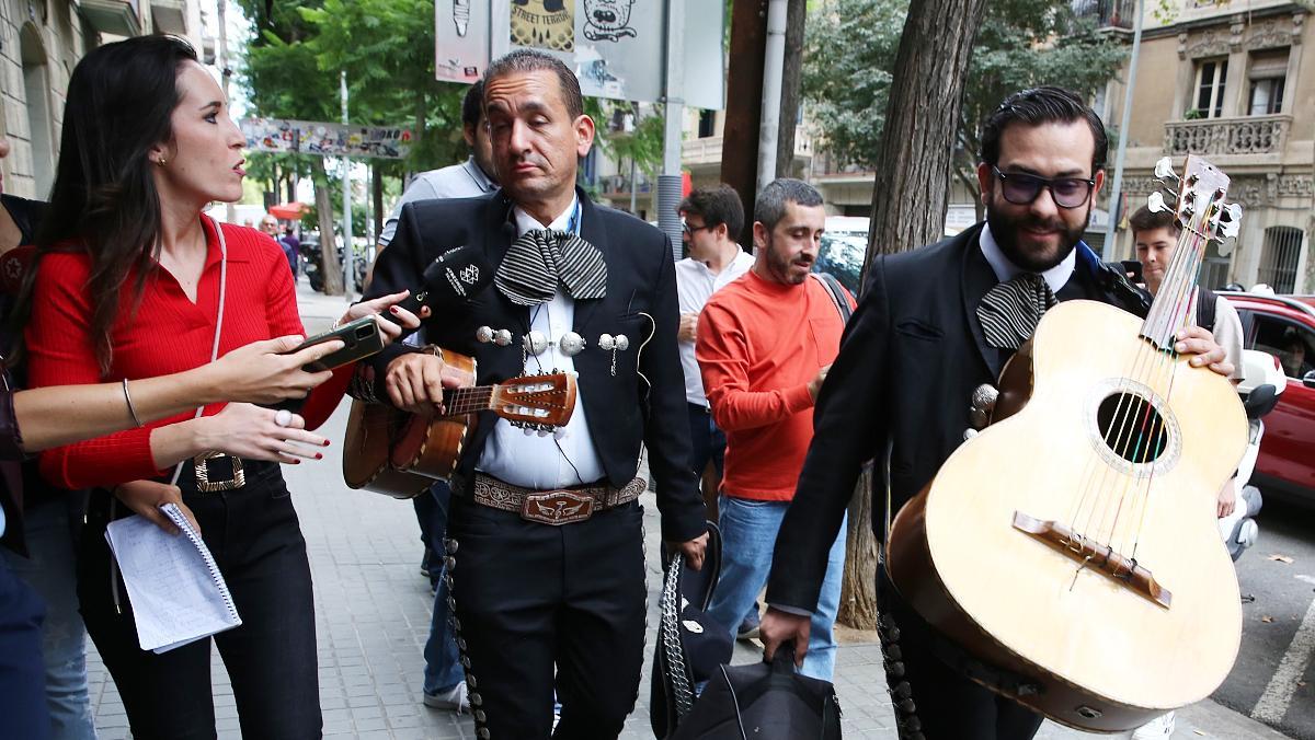 Tres mariachis es presenten davant la seu de Junts