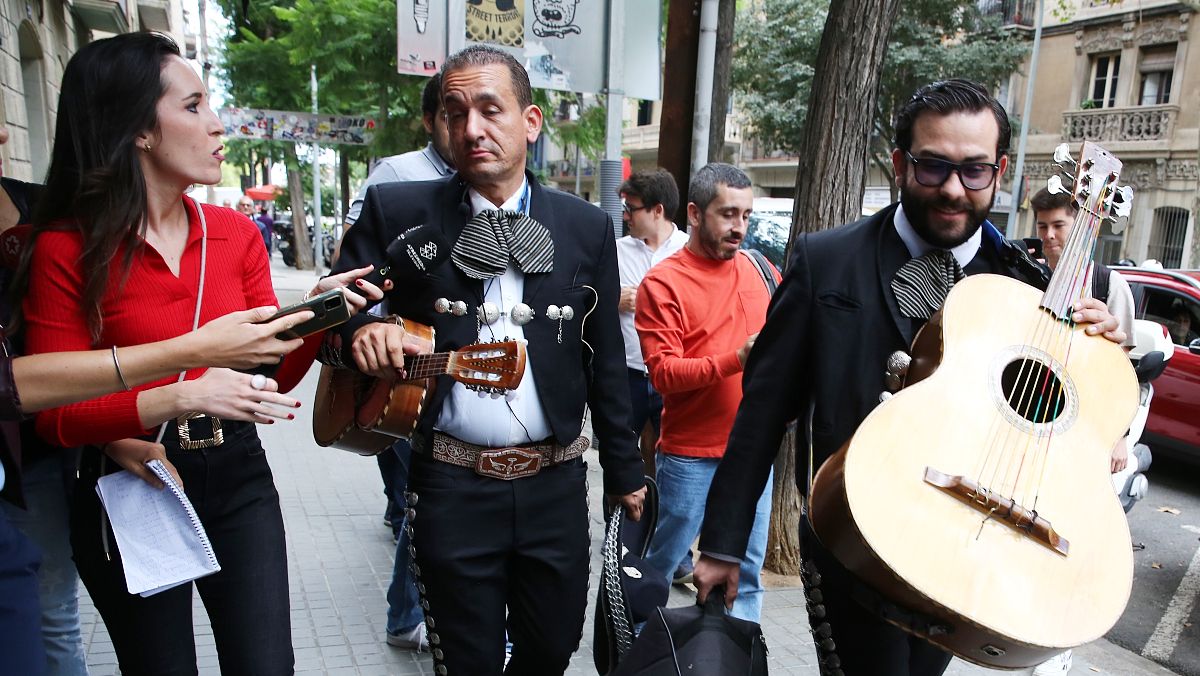 Los mariachis a su llegada a la sede de Junts para cantar 'La Cucaracha'.