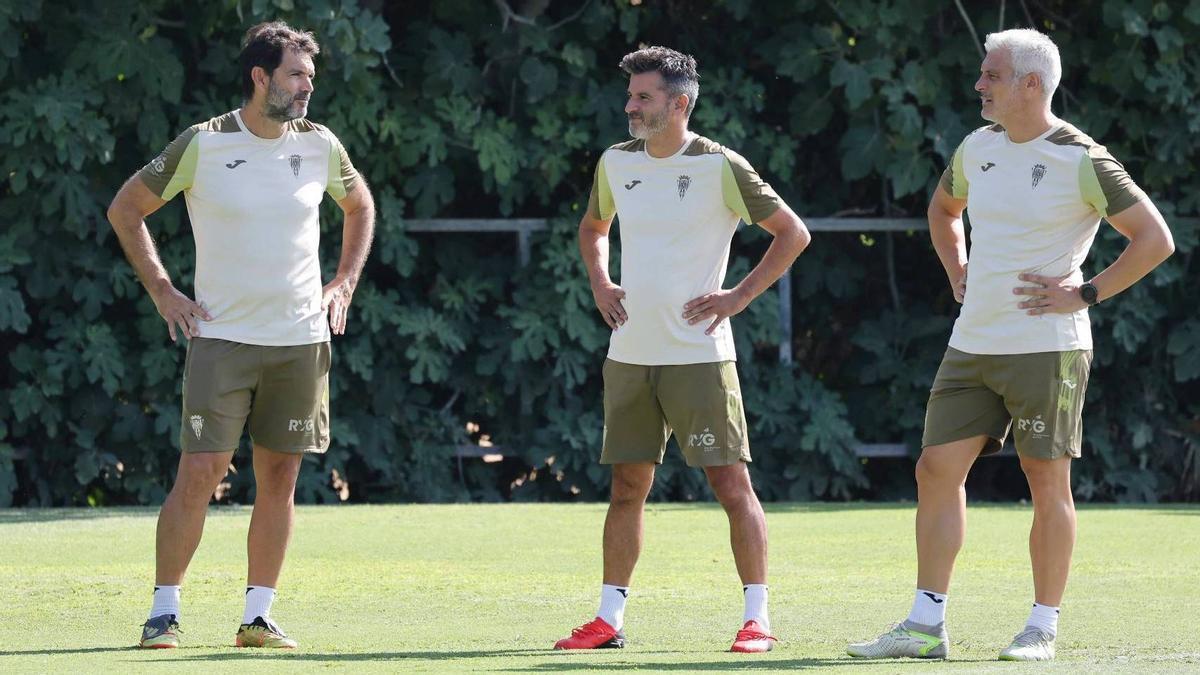 Iván Ania, en el centro, en un entrenamiento del Córdoba CF.