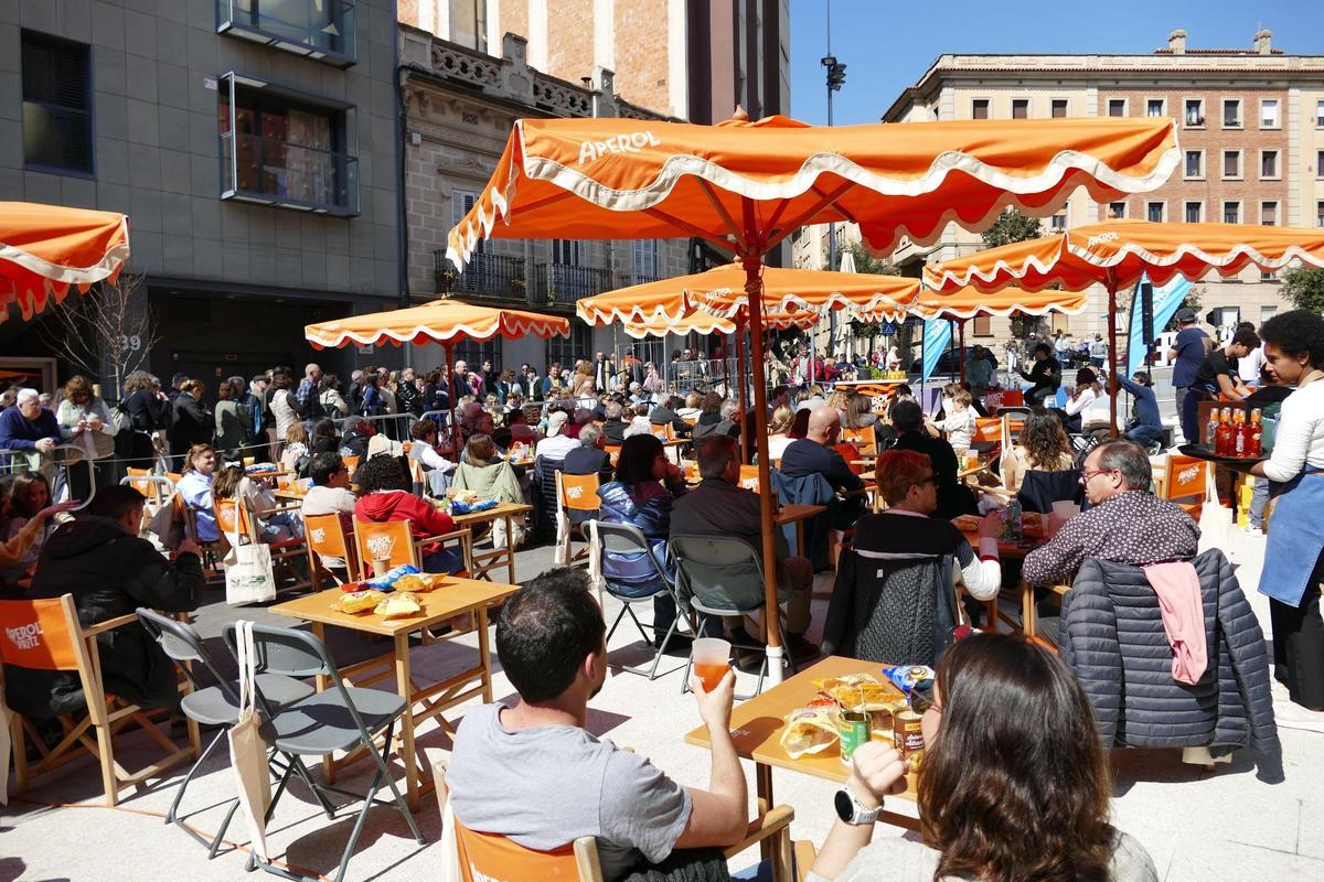 Estesa de taules i cadires per al vermut radiofònic de Llucià Ferrer amb Mama Dousha