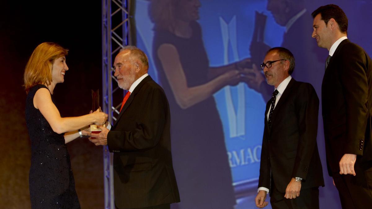 Alfredo Ferre recibiendo el premio Importante de INFORMACIÓN en febrero de 2015.