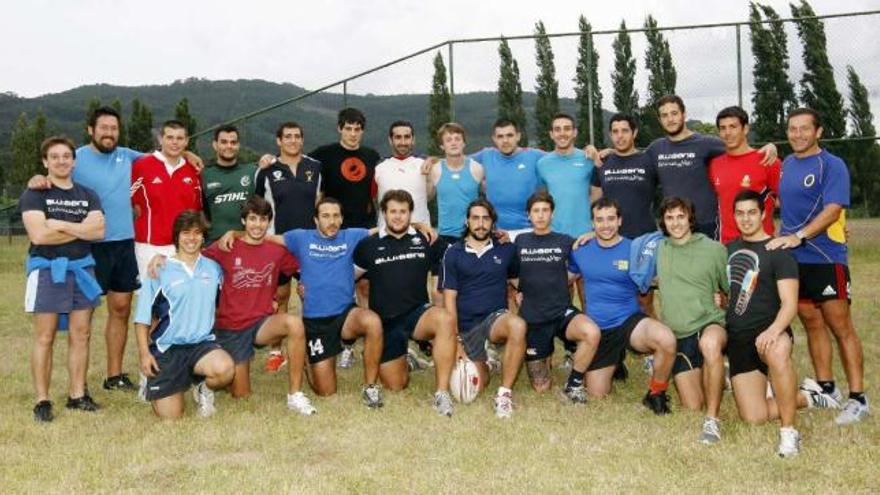 Los jugadores del Blusens Universidade de Vigo, antes de comenzar el primer entrenamiento. // Marta G.Brea