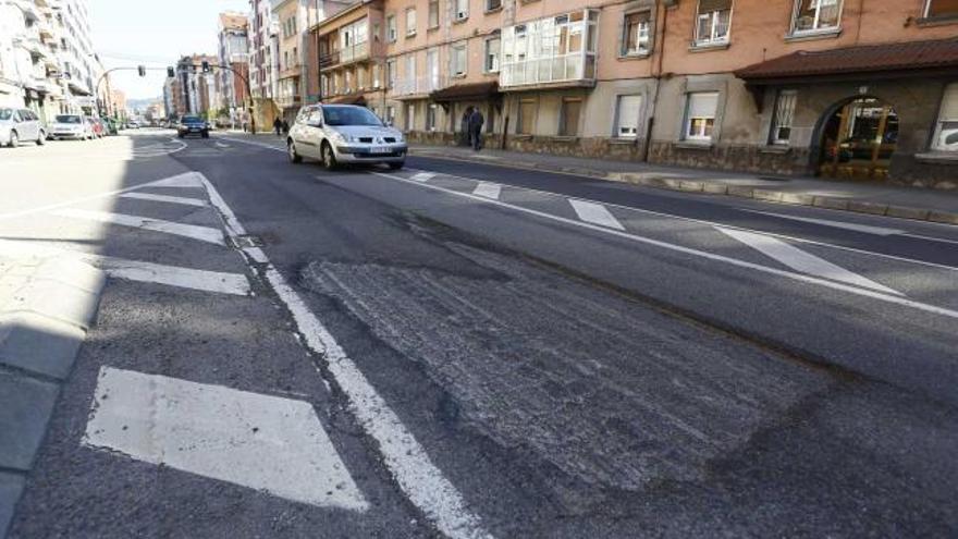 Bache en la calzada de la avenida de Lugo.