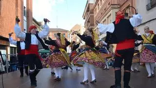 Gran animación en La Veguilla con bailes tradicionales, pasacalles con charangas y reparto de sangría