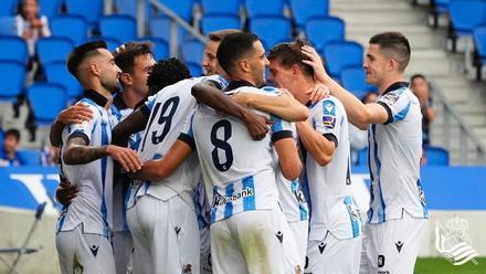 Brais Méndez, autor del gol de la Real Sociedad, celebra junto a sus compañeros