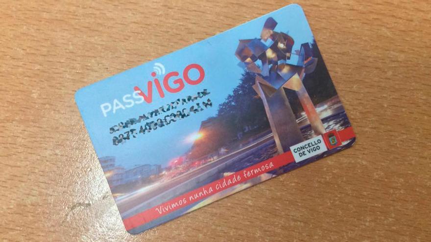 La tarjeta de PassVigo que servirá, de momento, para subirse al Vitrasa // FARO