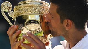 Djokovic besa el trofeo de campeón de Wimbledon.