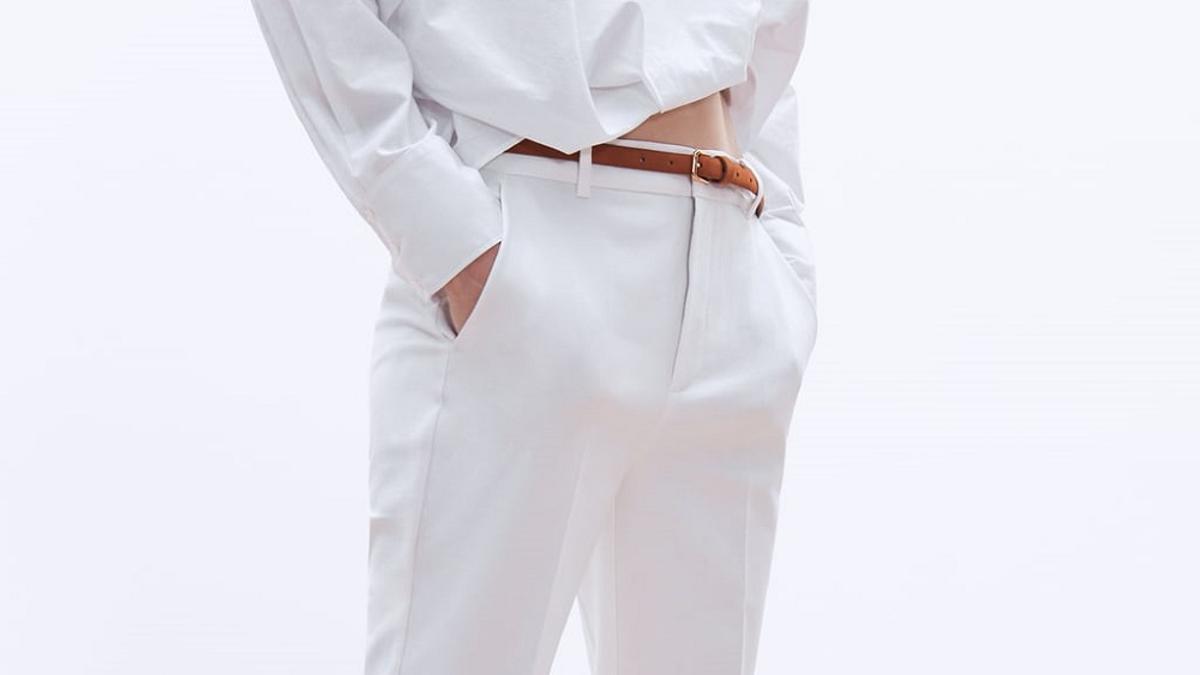 Detalle del pantalón chino de Zara, con cinturón marrón de hebilla