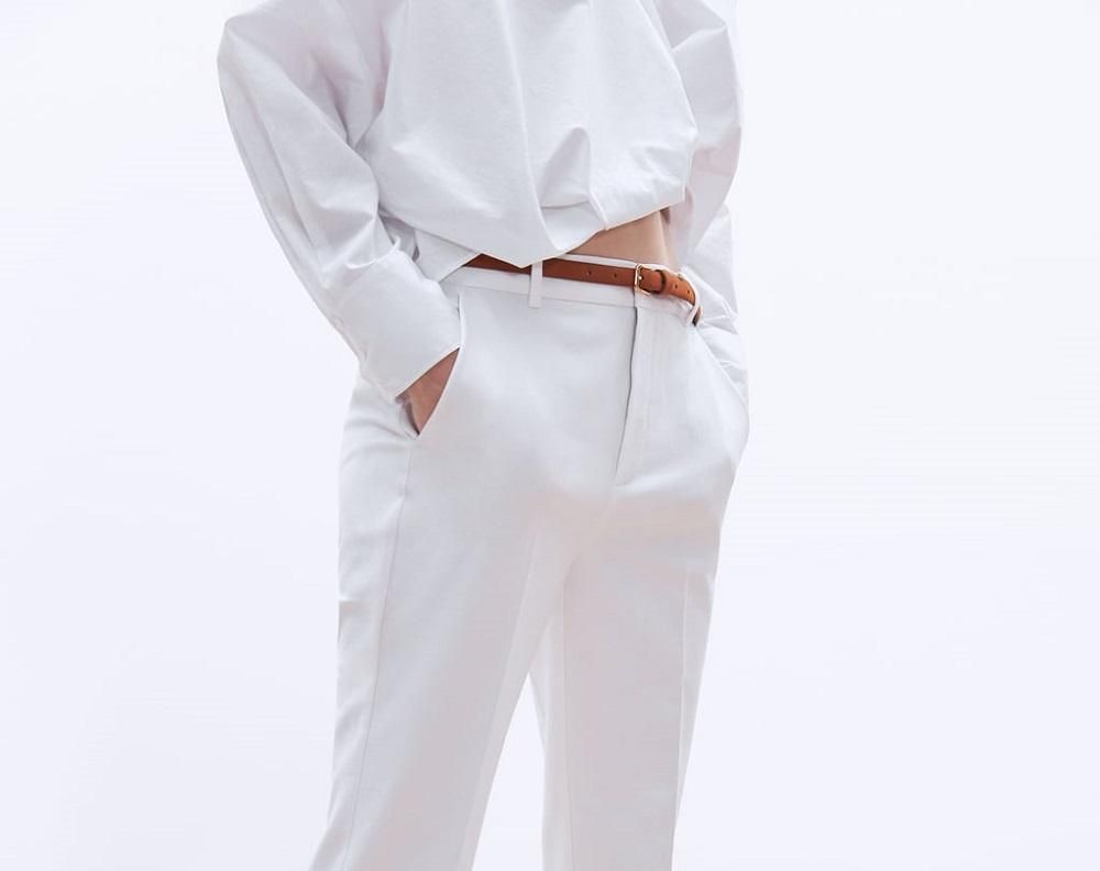 Detalle del pantalón chino de Zara, con cinturón marrón de hebilla