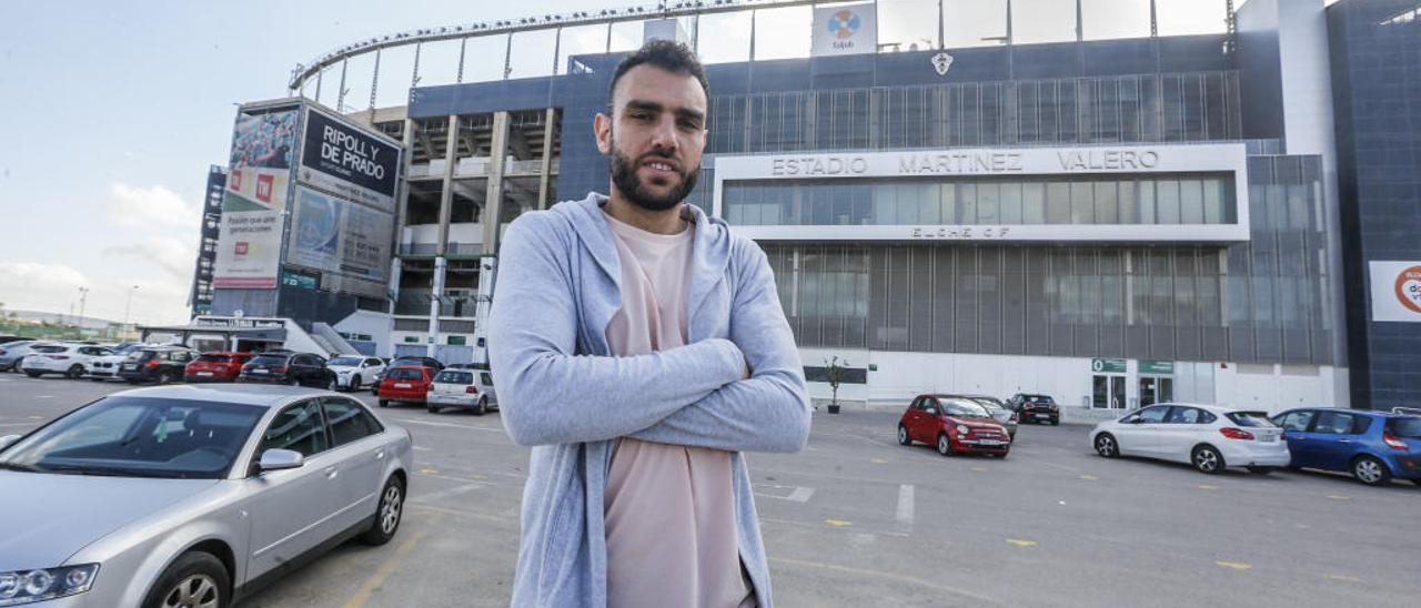 Gonzalo Verdú, ayer, en la puerta del Martínez Valero. ANTONIO AMORÓS