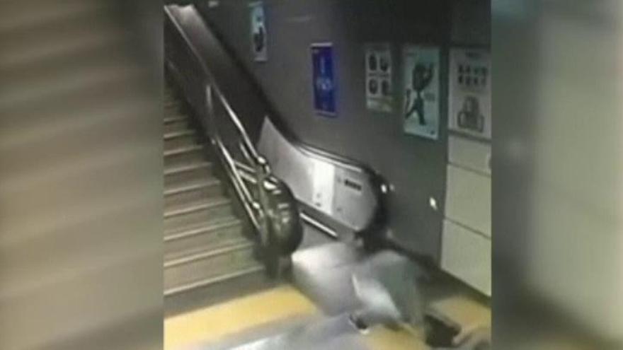 Una mujer china se cae por un agujero del metro