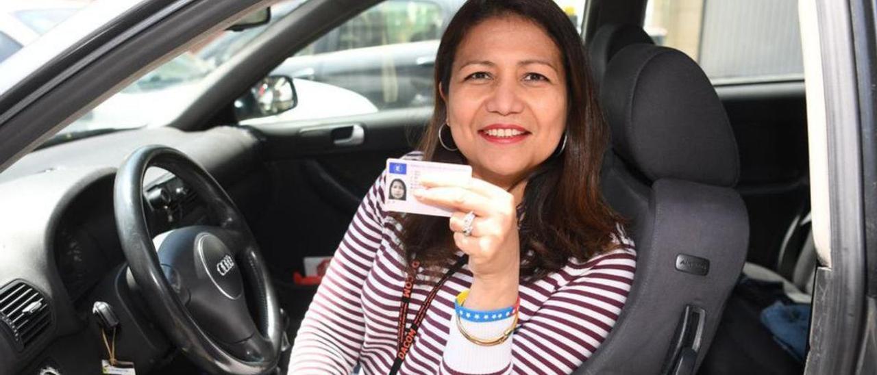 Rocío Ruiz, presidenta de la Hermandad Venezolana de Galicia, muestra su carné de conducir español a bordo de su automóvil.    | // CARLOS PARDELLAS