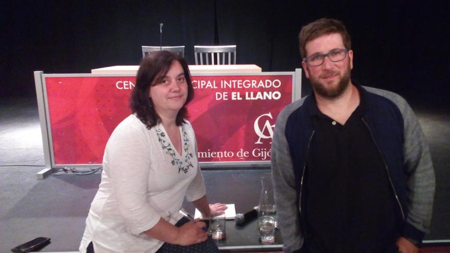 Verónica Rodríguez y Miguel Urbán, en el Centro Municipal de El Llano, de Gijón.