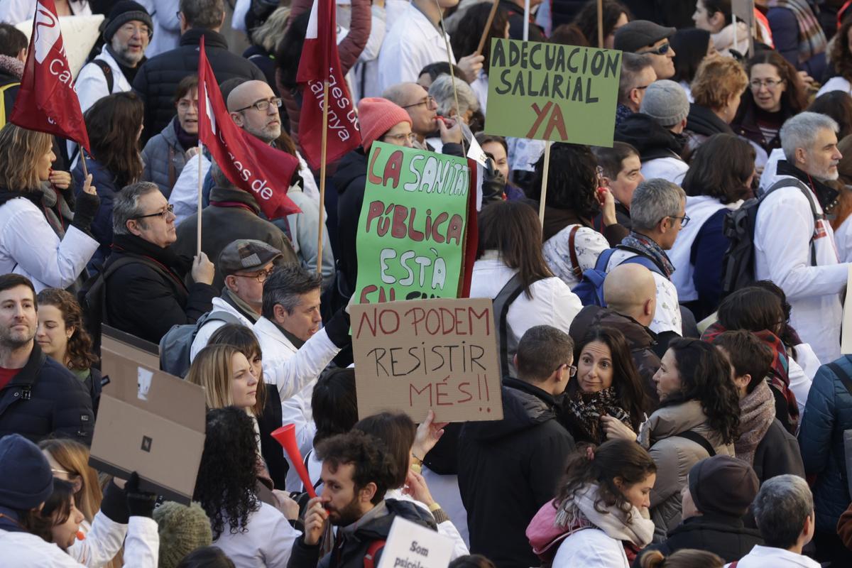 Multitudinaria manifiestación de médicos en el 2º dia de huelga