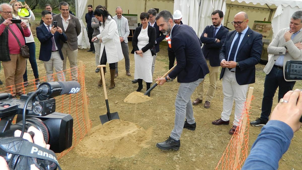El consejero de Agricultura echa una palada de tierra en el acto de la colocación de la primera piedra de la nueva depuradora de Rute.